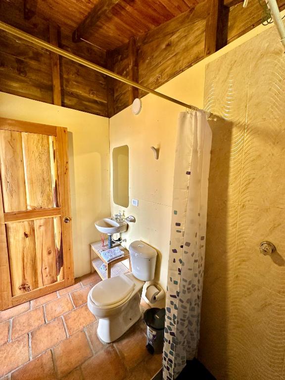 Koupelna v ubytování Refugio Aventura, hermosa cabaña y acogedores glampings en Tabio, cerca a Bogotá