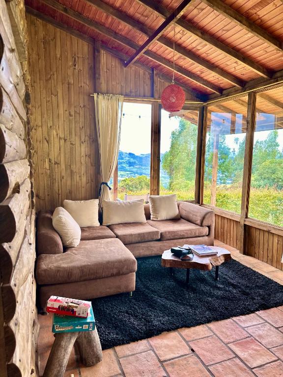 Posezení v ubytování Refugio Aventura, hermosa cabaña y acogedores glampings en Tabio, cerca a Bogotá