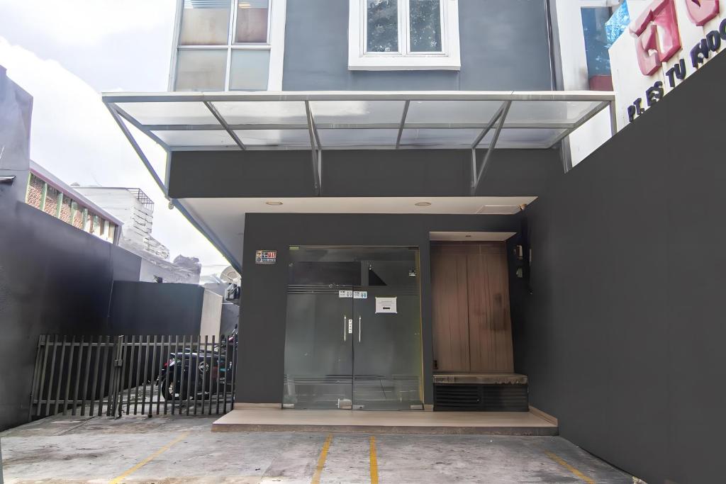 una entrada a un edificio con una puerta giratoria en Super OYO Cideng Timur Residence Near MONAS en Yakarta