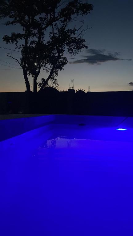 Casa de las estrellas في Valles: ضوء أزرق أمام شجرة في الليل