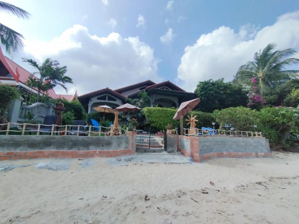 una casa en la playa frente a una casa en Le Paradis sur Kos Samui,bang po plage, en Ban Bang Po