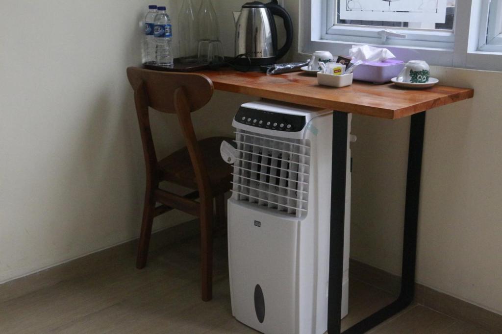 Příslušenství pro přípravu čaje a kávy v ubytování Bu Sepuh GuestHouse
