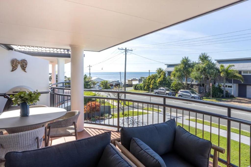 sala de estar con balcón con vistas al océano en Little Birdie, en Kingscliff