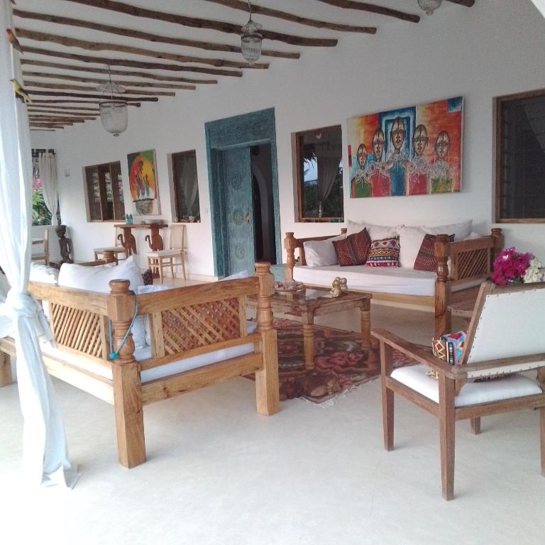 Posezení v ubytování Shira house