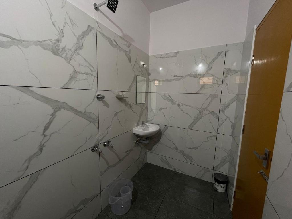 Koupelna v ubytování Greenview Royal Stay Near Amrita Hospital Edappally