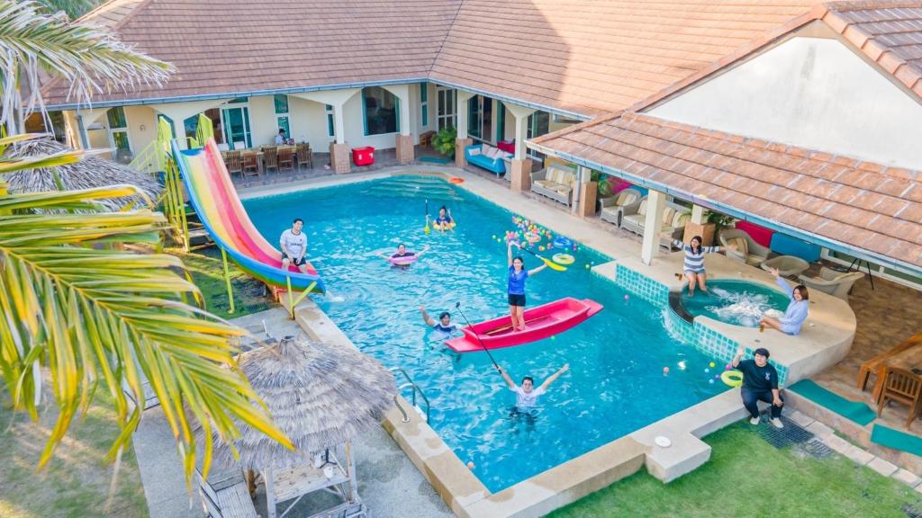 O vedere a piscinei de la sau din apropiere de PX POOL VILLA PATTAYA