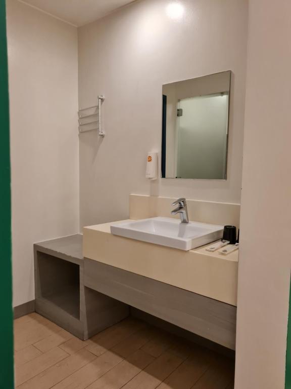 Bathroom sa Go Hotels Otis - Manila