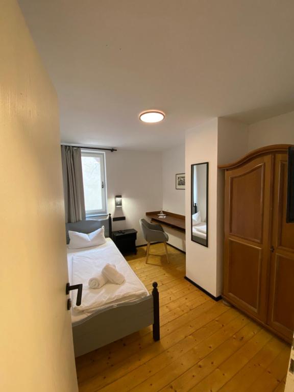 Gasthof zum goldenen Schiff - Historisches Hotel mit Frühstück & Self-Check-in - Eenpersoonskamer Met Eigen Badkamer