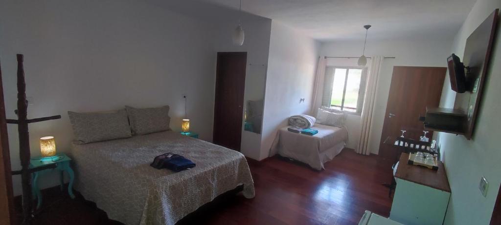 貢薩爾維斯的住宿－Hospedaria Caminho da Roça，一间小卧室,配有床和窗户
