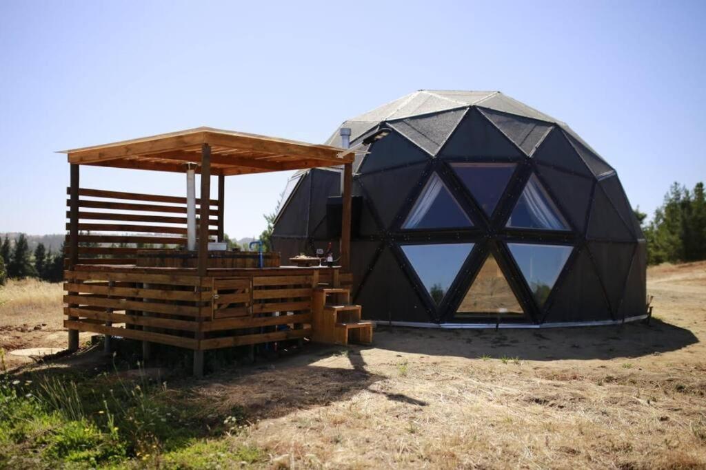 Casa de cúpula geodésica con estructura de madera en Domo en Viña Sanroke, en Río Claro