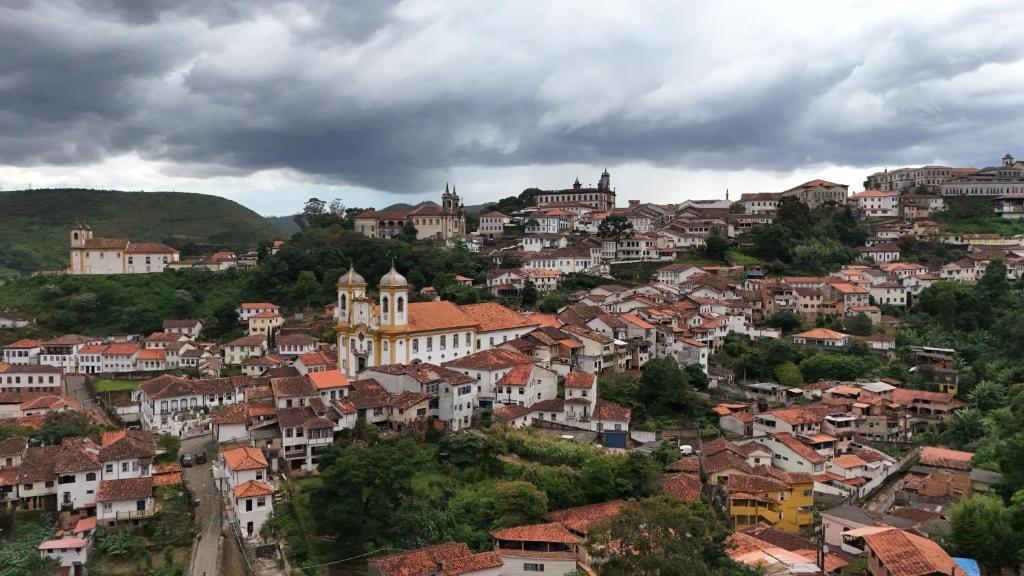 uma cidade numa colina com casas e edifícios em Hostel e Pousada Mineira em Ouro Preto