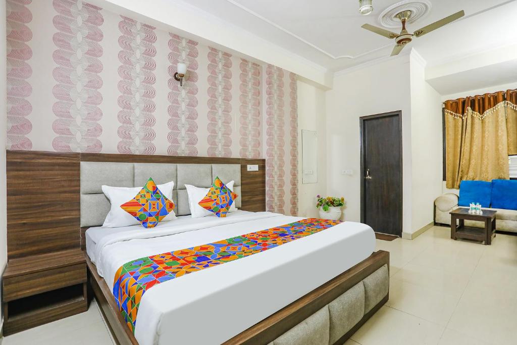 1 dormitorio con 1 cama grande en una habitación en FabHotel Corporate Stay en Noida