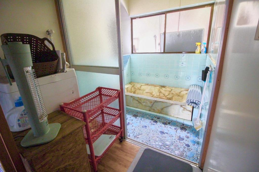 Koupelna v ubytování 古民家宿まるもり