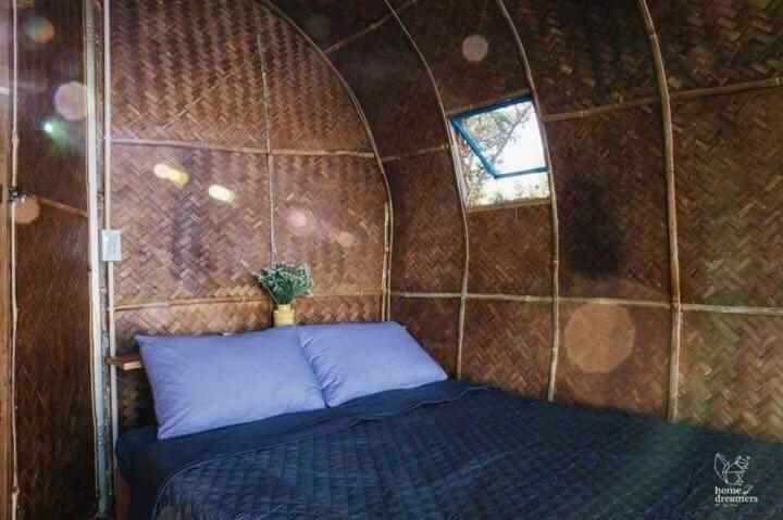 1 dormitorio con 1 cama en una habitación alicatada en Banana homestay en Quy Nhon
