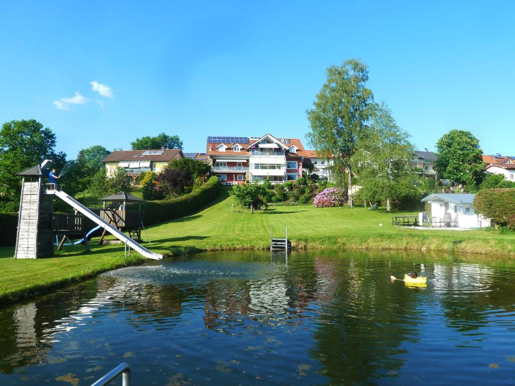 een rivier met een glijbaan voor een huis bij Villa Sonnenhügel in Zwiesel