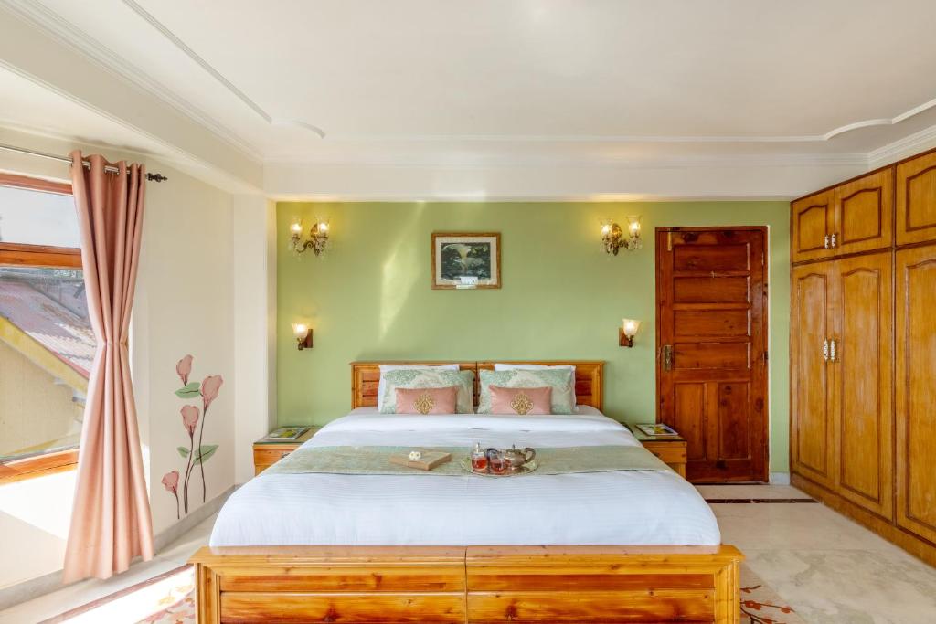 Postel nebo postele na pokoji v ubytování ALAYA Stays Meridian Oak, Shimla