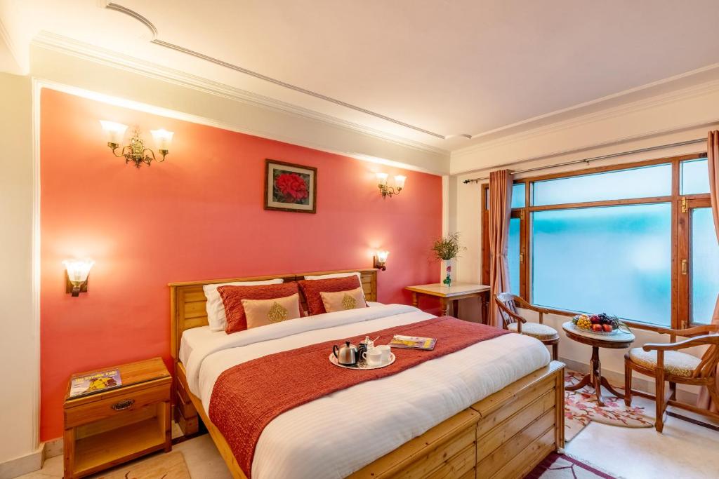 Postel nebo postele na pokoji v ubytování ALAYA Stays Meridian Oak, Shimla