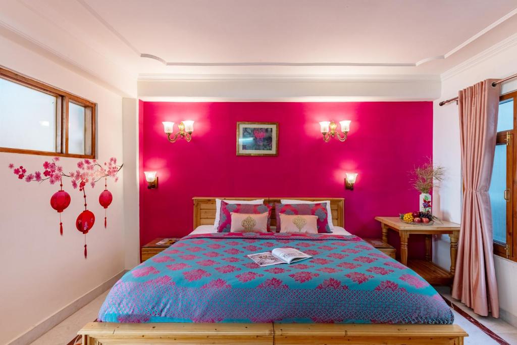 Postel nebo postele na pokoji v ubytování ALAYA Stays Meridian Oak, Shimla