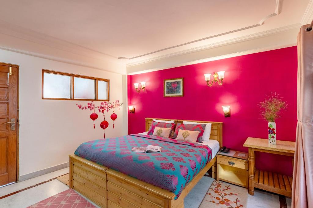 Postel nebo postele na pokoji v ubytování ALAYA Stays Meridian Oak, Shimla