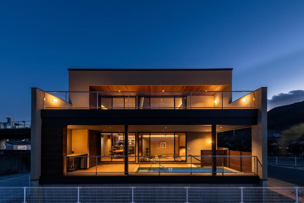 een modern huis met 's nachts verlichting bij Villa JacoO-ヴィラじゃこまる- in Sanuki
