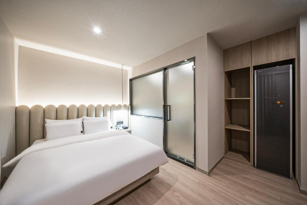 Postel nebo postele na pokoji v ubytování Gyeongju Poverta Hotel