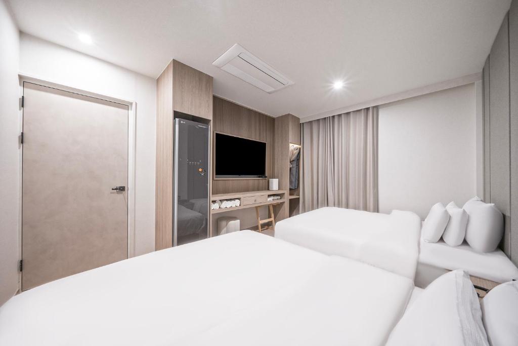 Postel nebo postele na pokoji v ubytování Gyeongju Poverta Hotel