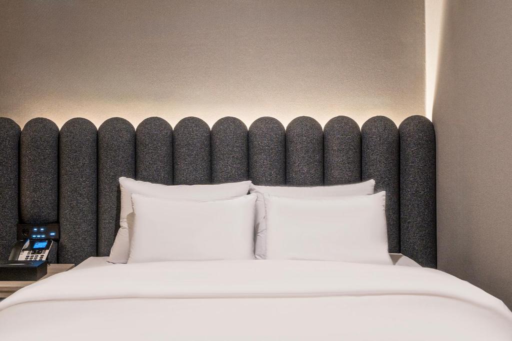 Postel nebo postele na pokoji v ubytování Gyeongju Poverta Hotel