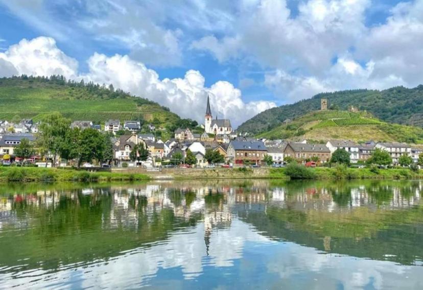 uma cidade ao lado de um corpo de água em Ferienwohnung Ambiente em Klotten