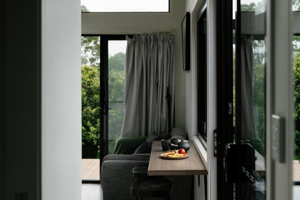 Posezení v ubytování The Nest, Tiny House With a View. Byron Hinterland