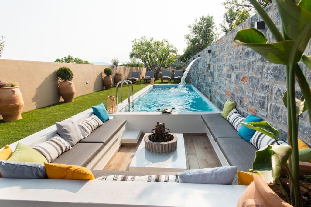 Sweet memories in amazing Villa Eualia w pool في Anópolis: مسبح في حديقة خلفية مع أريكة ومسبح