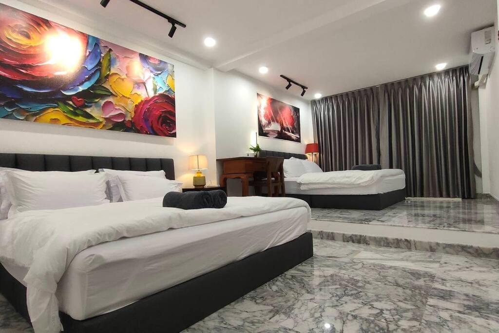 um quarto com duas camas e um quadro na parede em Cozy home @ Chatcuchak/中文服务 em Bang O