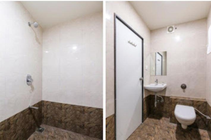 Duas fotografias de uma casa de banho com WC e lavatório. em Surbhi Hotel And Restaurant em Rajkot