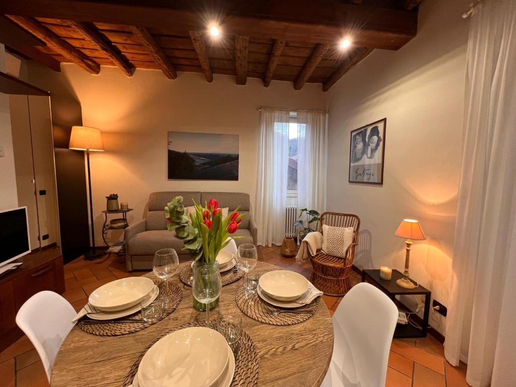 a living room with a table with chairs and a couch at CASA DI MILO in Cernobbio