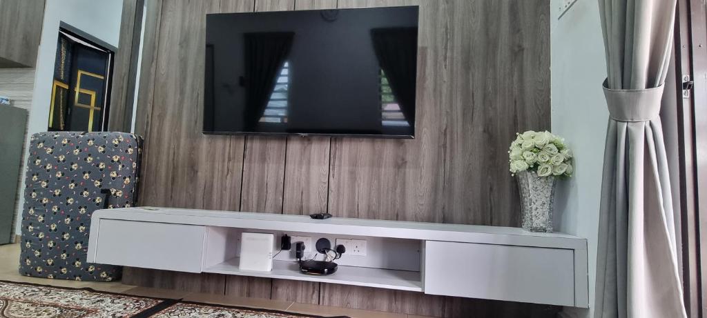 Televiisor ja/või meelelahutuskeskus majutusasutuses Tambun Hillview Cottage 1