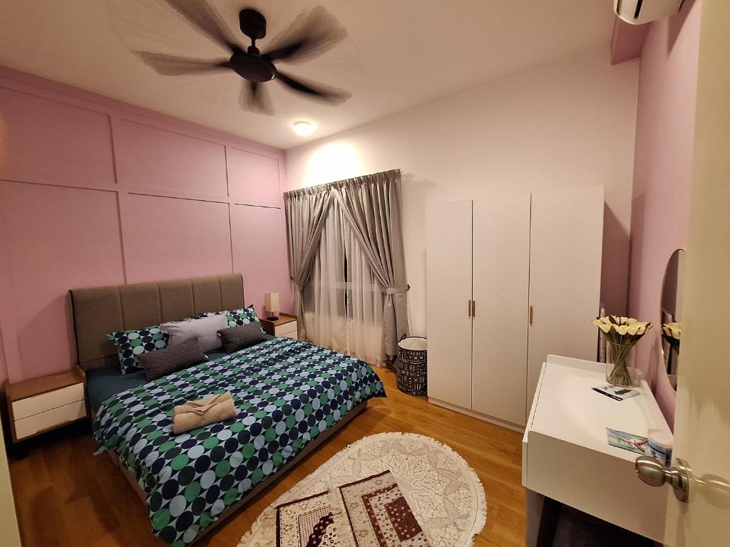 Ένα ή περισσότερα κρεβάτια σε δωμάτιο στο ZnZ Homestay Ostia Bangi Netflix