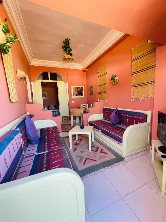 - un salon aux murs roses et violets dans l'établissement Pleasant Studio In Casablanca, à Casablanca