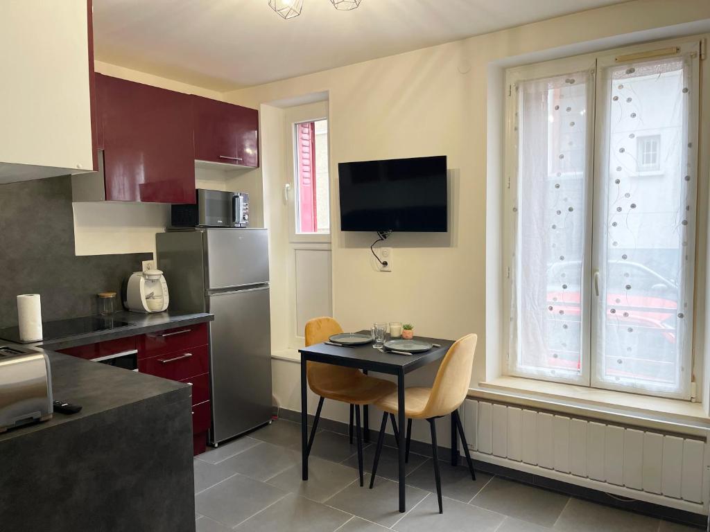 a kitchen with a table and chairs and a window at Chez NAYA- Proximité Paris- Métro 8 in Alfortville