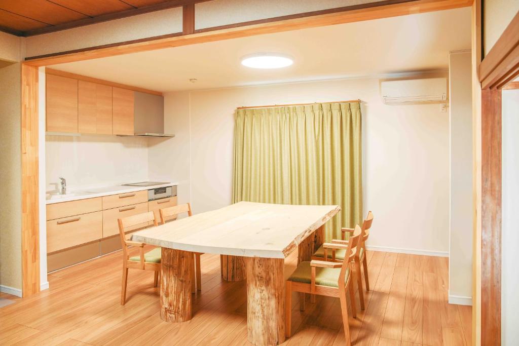 Kuchyň nebo kuchyňský kout v ubytování "ヒトツル"Hitotsuru in Setouchi