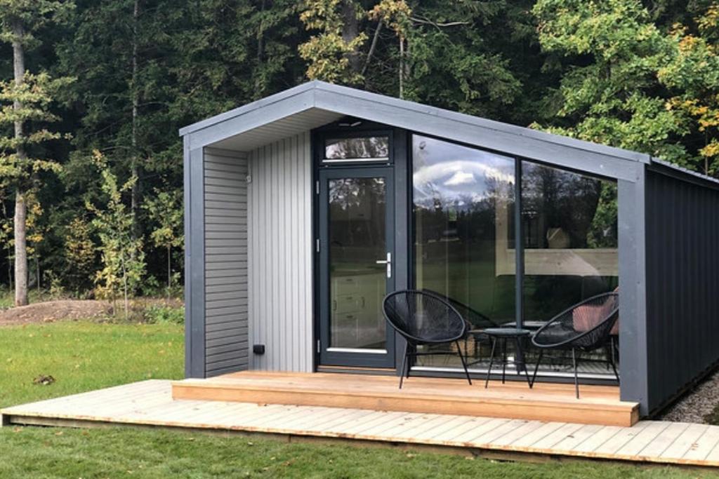 a cabin with a table and chairs on a deck at TinyHouse mit Terrasse und Garten in Heringhausen