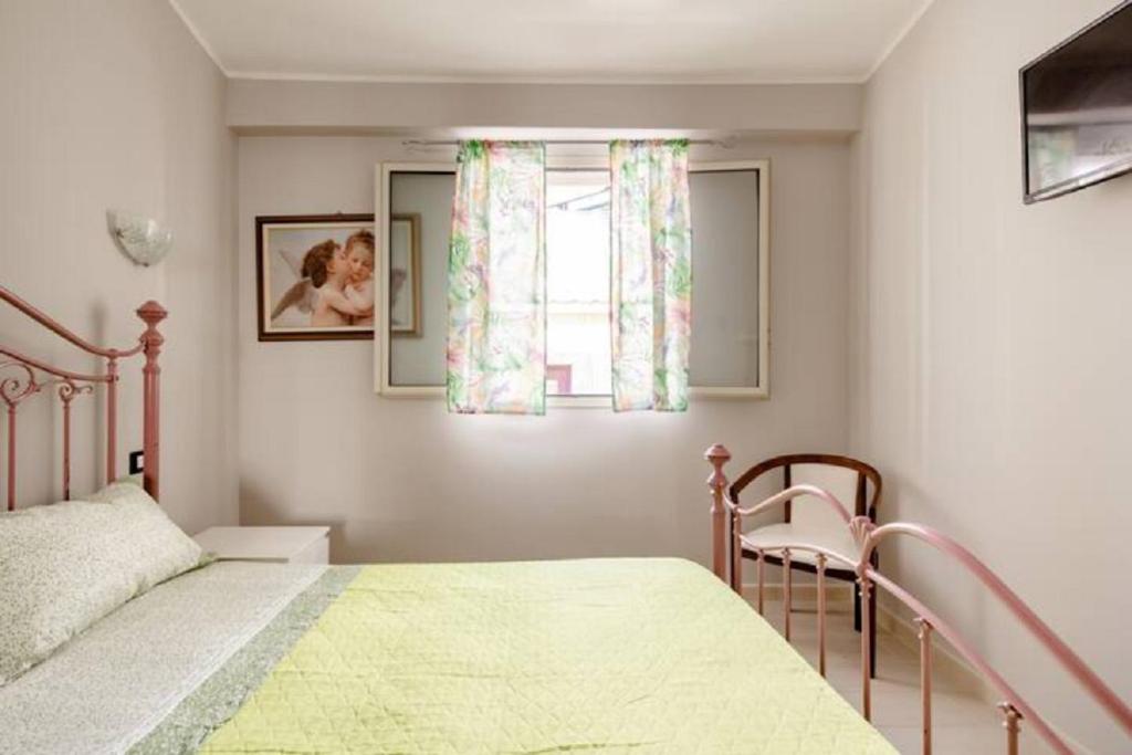 a bedroom with a bed and a window at Terrasse sur Isola Bella in Taormina