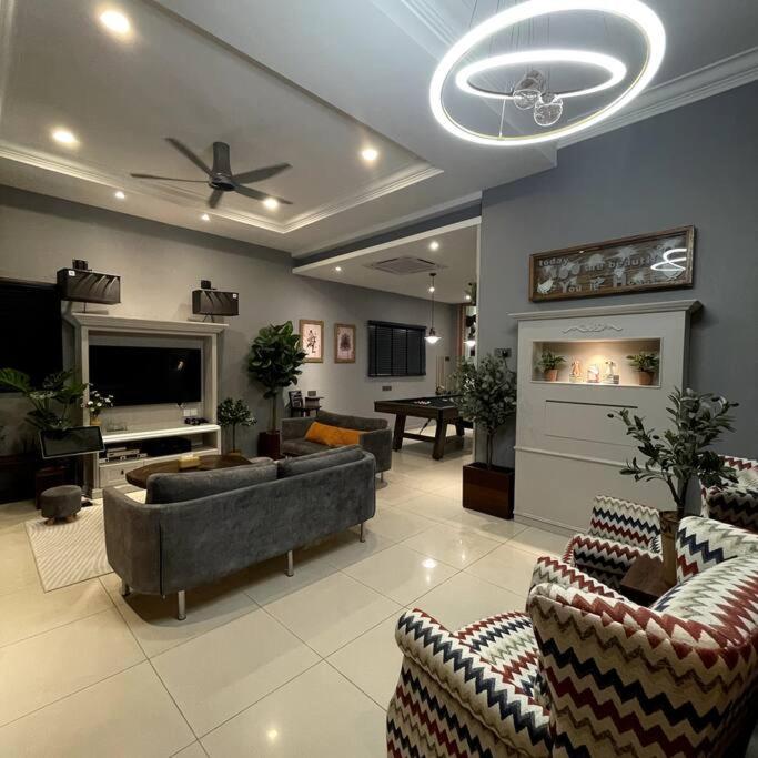 TV a/nebo společenská místnost v ubytování YouLuvHomestay Ipoh