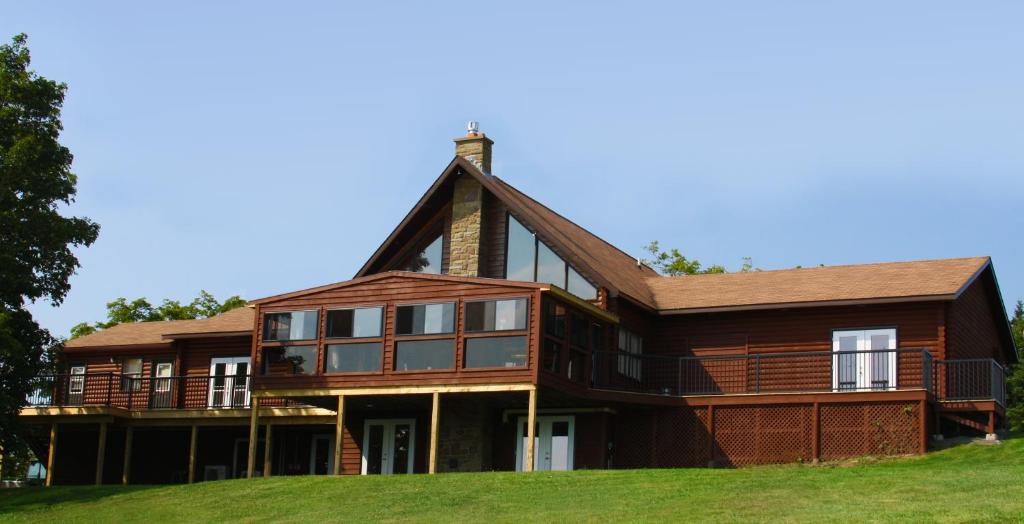 ein großes Holzhaus auf einem Hügel in der Unterkunft Smith Rock Chalets in Scotsburn