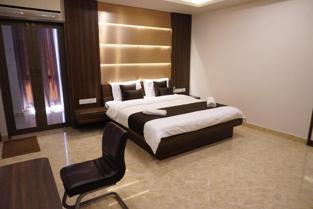 Un pat sau paturi într-o cameră la HSM Grand Inn, Chittoor