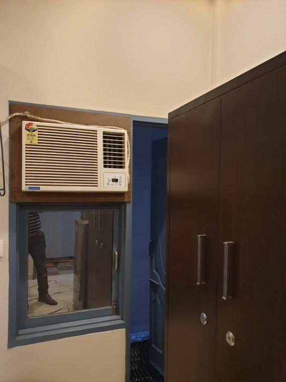 um quarto com ar condicionado num quarto em OLD SCHOOL em Phagwara