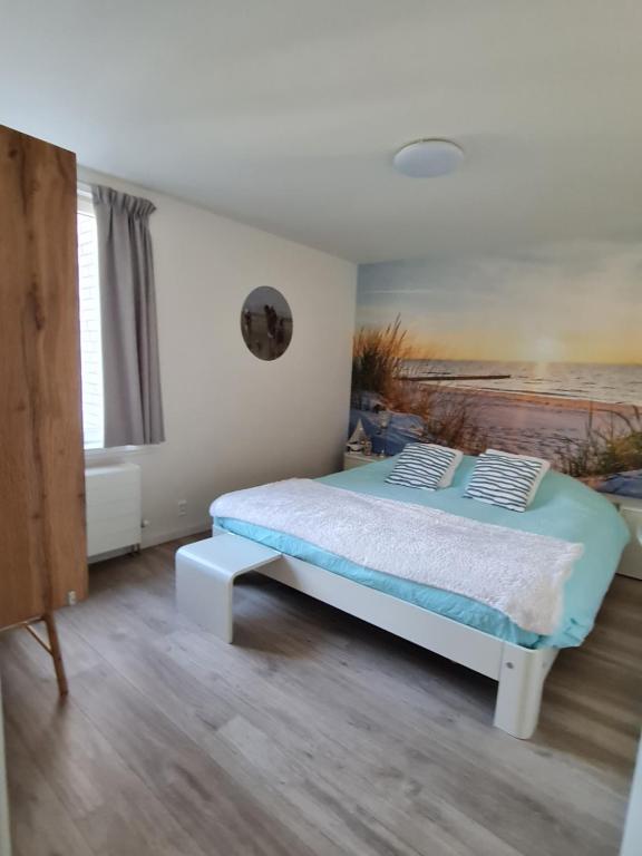 een slaapkamer met een bed en een raam bij B&B de Koepeltjes in Zoetermeer