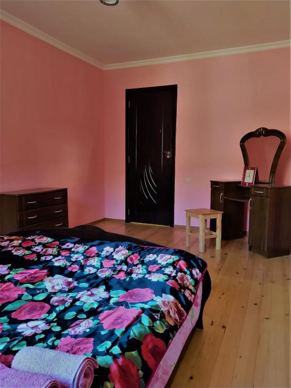 Postel nebo postele na pokoji v ubytování Gujejiani Guest house