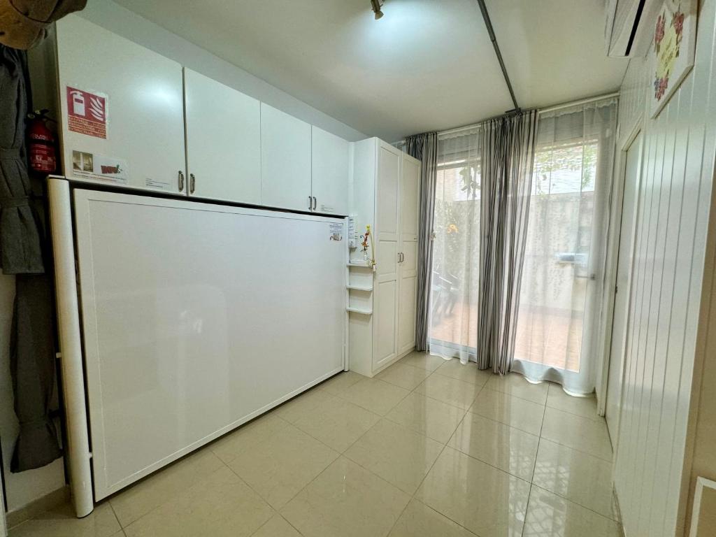 Kuchyňa alebo kuchynka v ubytovaní BADAROSA House10min to BARCELONA City&NearTo BEACH