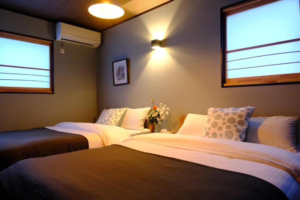 A bed or beds in a room at Muji Arashiyama Villa 無時嵐1階2階賃貸し 駅まで徒歩2分