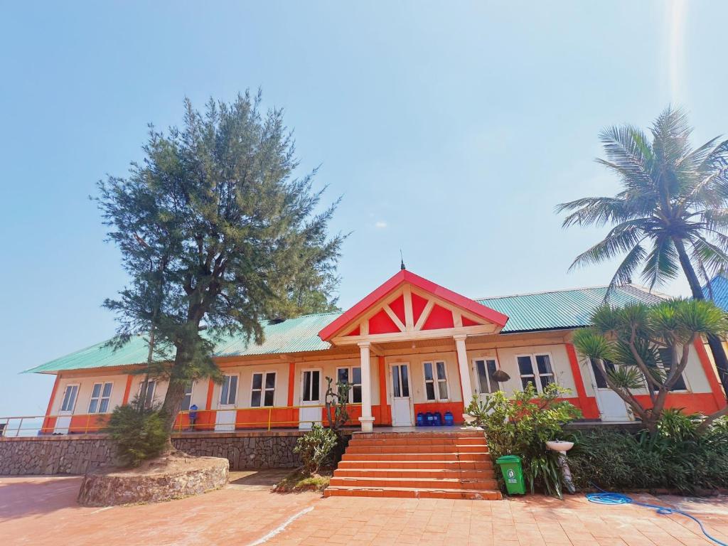 ein Haus mit einer Palme davor in der Unterkunft Hải Yến Hotel Quảng Bình in Quang Binh