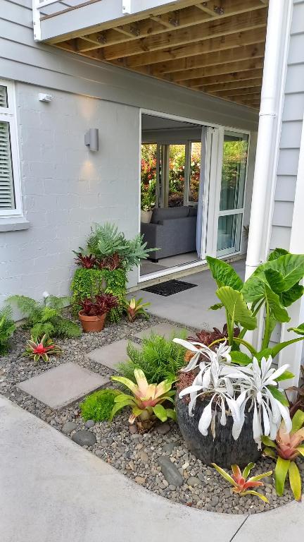 Stylish Matua Apartment - Resim 6